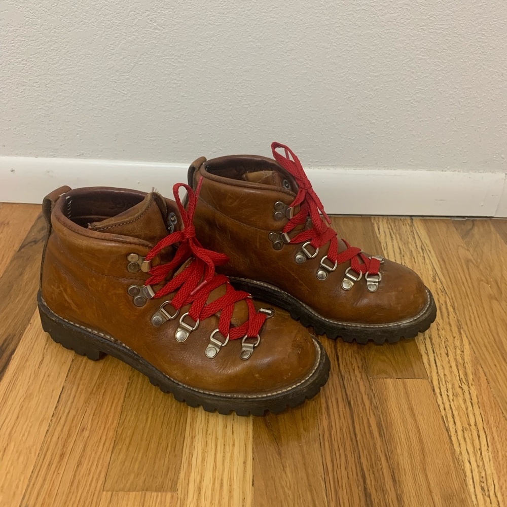 Vintage Danner hiking boots size 5 (fits like 5.5-6)